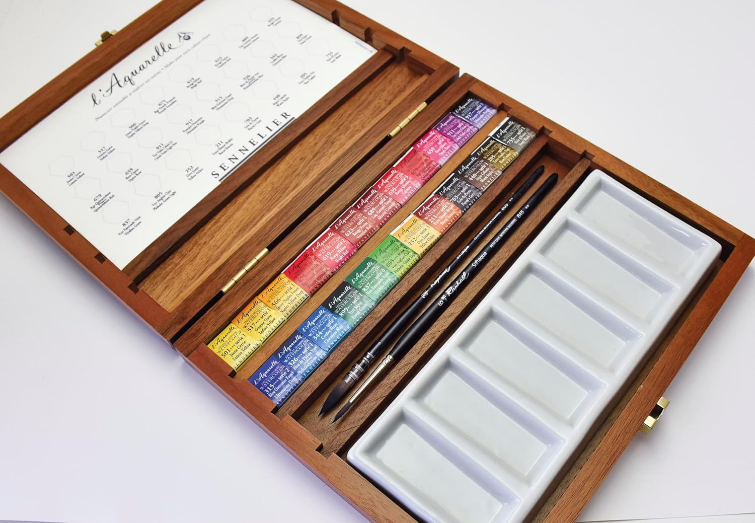 Coffret en noyer de 24 demi-godets d'aquarelles extra-fines + accessoires