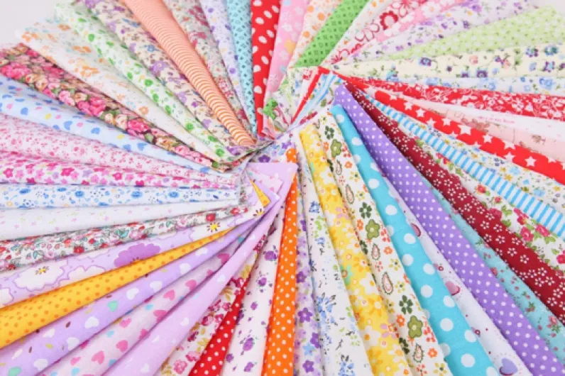 Generic Brands 50 pièces Pas de Répétition Floral Coton Tissu Patchwork 20 * 20 cm Tissus en Coton Bundle Artisanat pour Courtepointe Patchwork Bricolage Couture Artisanat à la Main