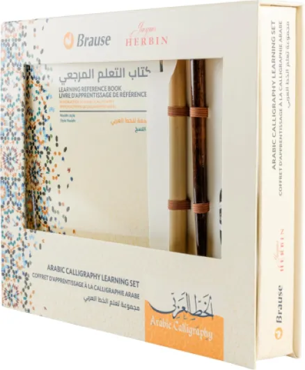 Brause 98208B - Un coffret d'apprentissage à la calligraphie arabe comprenant un livret, 1 porte-plume en bois, 1 plume 2mm, 1 calame et un flacon d'encre noire